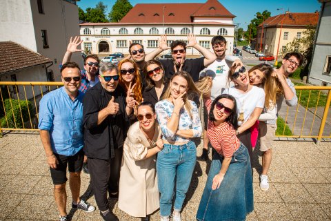 Herecké prázdniny: společná chata, tenis, i psí tábor