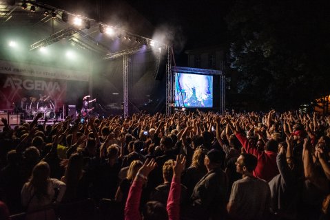 Slovácké léto nabídlo Olympic a přispělo více než 350 000 na dobrou věc. Ceny festivalu získali Petr Janda a Petr Švancara