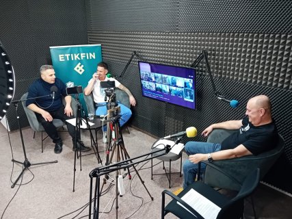 David Vaculík moderoval televizní pořad s Milanem Petrželou. „Herci i fotbalisti hrají divadlo,“ směje se