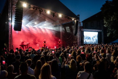 Počasí měnilo program Slováckého léta. Bavili Queenie, Koller i Klus, na dobrou věc se vybralo 580 tisíc