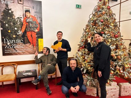 Divadelní stromeček okupují veverky s kouzelnými oříšky