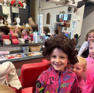 Děti prošmejdily zákulisí. „Budeme herečky!“ hlásily nadšené holčičky